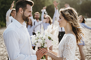 beautiful-bride-groom-having-their-wedding-with-guests-beach copia