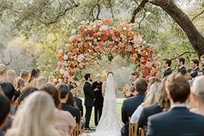 beautiful-outdoor-wedding-ceremony-floral-arch-surrounded copia
